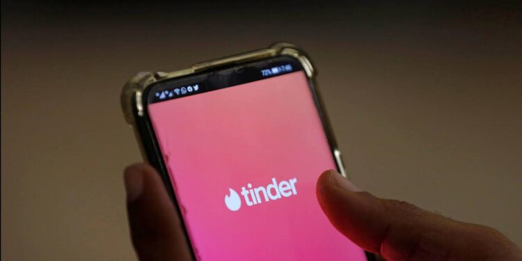 Extorsionaron por Tinder a un policía de Claypole: entregó dinero y arma reglamentaria