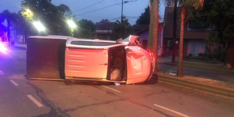Un tremendo vuelco en Adrogué y un grave accidente en las vías de Burzaco, el saldo de un domingo agitado