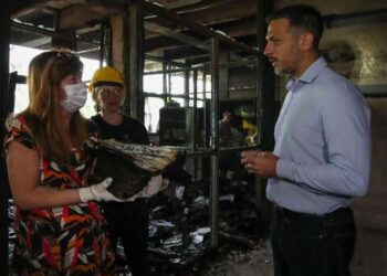 Lanús: delincuentes robaron una escuela y la prendieron fuego antes de escapar