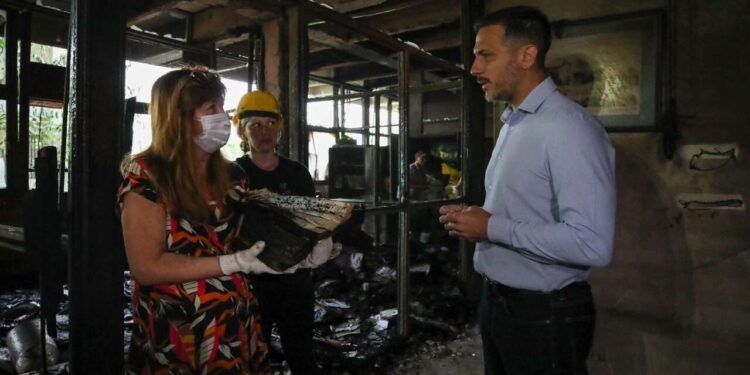 Lanús: delincuentes robaron una escuela y la prendieron fuego antes de escapar