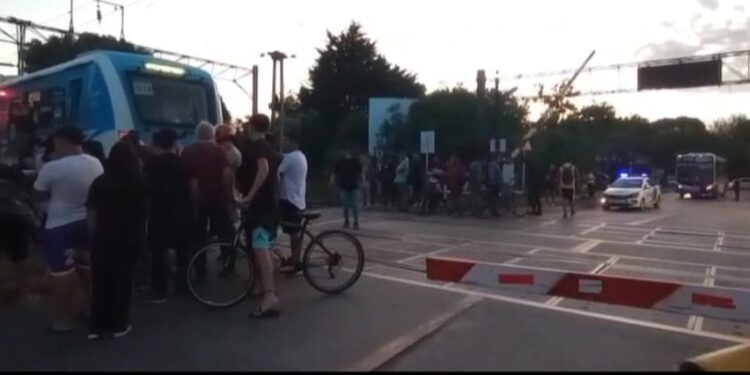 Longchamps: dolor por la muerte de una joven de 17 años en las vías del tren