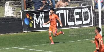 Claypole perdió en su cancha ante Berazategui, en el partido postergado