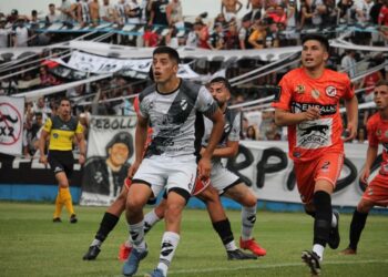 Claypole no encuentra el rumbo y perdió en su cancha