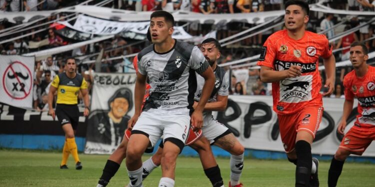 Claypole no encuentra el rumbo y perdió en su cancha