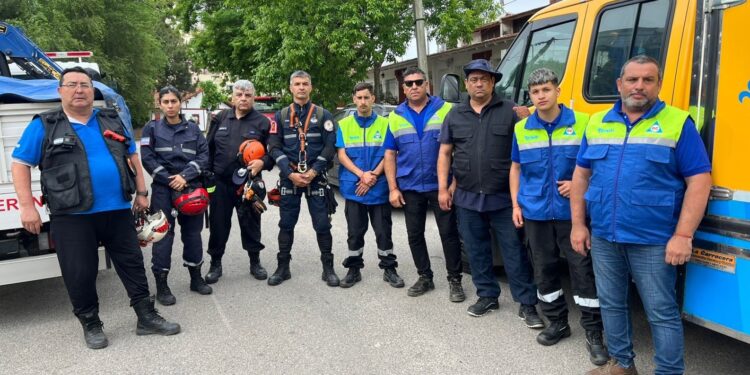 Defensa Civil y Bomberos de Brown viajaron a Villa Gesell para ayudar en los rescates