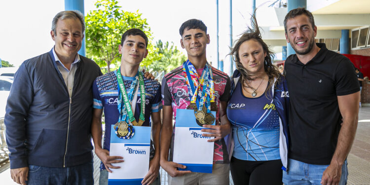 El municipio reconoció a dos campeones nacionales de patín de Brown