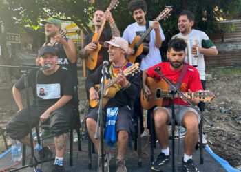 Manu Chao visitó la casa natal de Diego Maradona y ofreció un concierto para los vecinos de Villa Fiorito