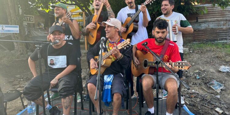 Manu Chao visitó la casa natal de Diego Maradona y ofreció un concierto para los vecinos de Villa Fiorito