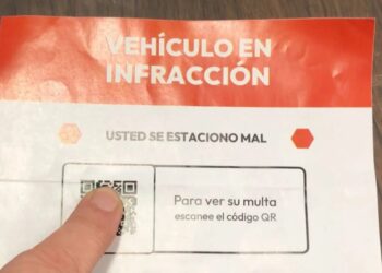 Nueva modalidad de estafa: colocan multas falsas y piden escanear un QR