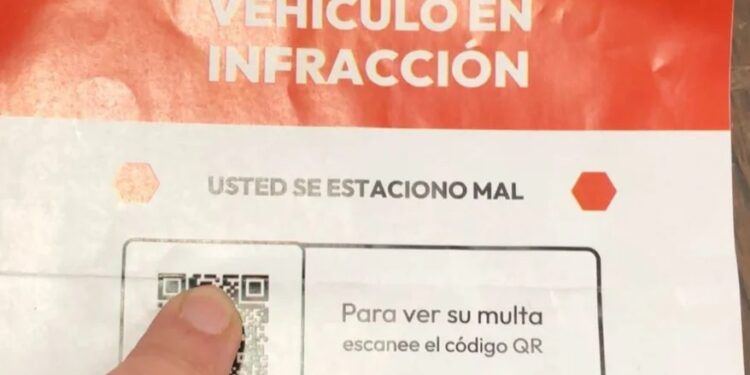 Nueva modalidad de estafa: colocan multas falsas y piden escanear un QR