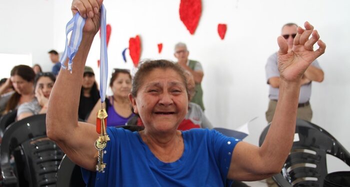 Entregaron viviendas a adultos mayores en Glew