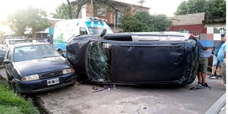Claypole: perdió el control de su auto y volcó