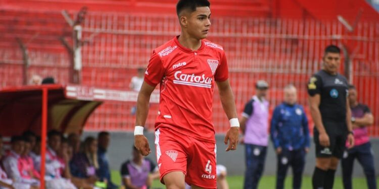 Aaron Sandoval: el joven surgido en Longchamps jugará la final por el ascenso con Los Andes