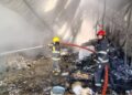 Burzaco: 10 dotaciones de bomberos combatieron un incendio en una fábrica de cosméticos