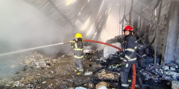 Burzaco: 10 dotaciones de bomberos combatieron un incendio en una fábrica de cosméticos