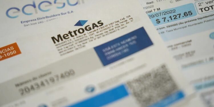 La suba de tarifas destruyó el poder adquisitivo: en un año el gasto en servicios se quintuplicó