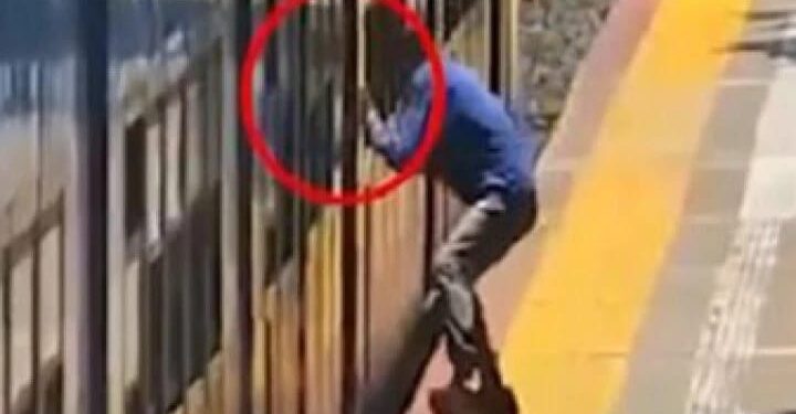 Metió la mano por la ventanilla del tren en Adrogué,  arrebató un celular y fue detenido