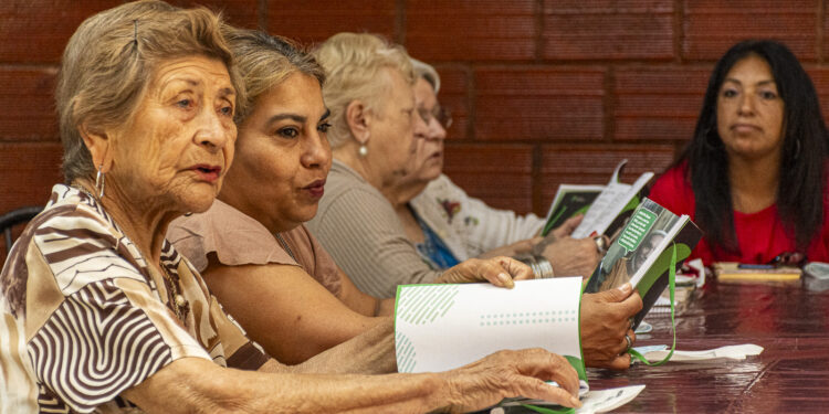 En Brown asesoran a adultos  mayores para prevenir estafas virtuales