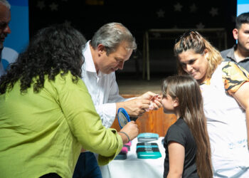Entregan lentes a alumnos de 12 escuelas de Burzaco