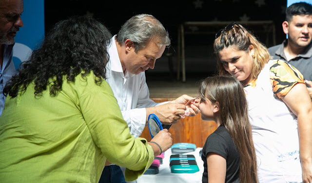 Entregan lentes a alumnos de 12 escuelas de Burzaco