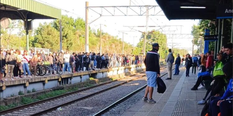 Trenes a paso de hombre, la bronca de los usuarios y un conflicto sindical sin solución