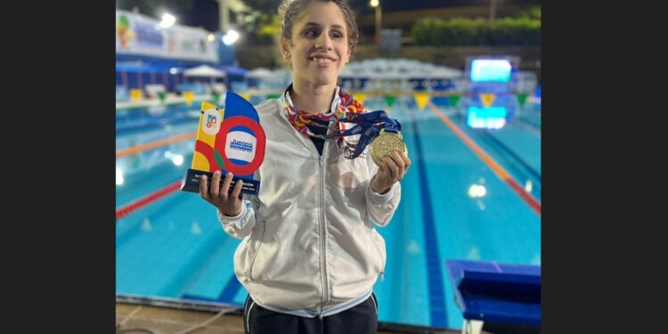 Mia Turanzas: la joven nadadora de Burzaco ganó cuatro medallas de oro en Colombia