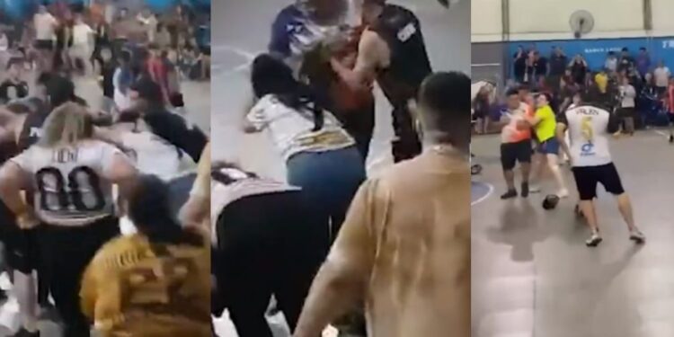 Un grupo de padres a las piñas en un partido de baby fútbol en Burzaco