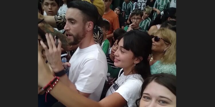 Un campeón del mundo en Calzada:  Tagliafico sorprendió a chicos del club donde se inició