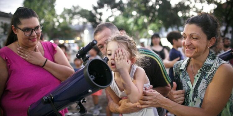 Una noche de mirar al cielo con telescopios abiertos en Adrogué
