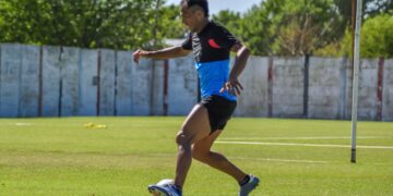 Con una particular presentación, Brown de Adrogué anunció la vuelta del hijo de un campeón del mundo