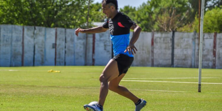 Con una particular presentación, Brown de Adrogué anunció la vuelta del hijo de un campeón del mundo