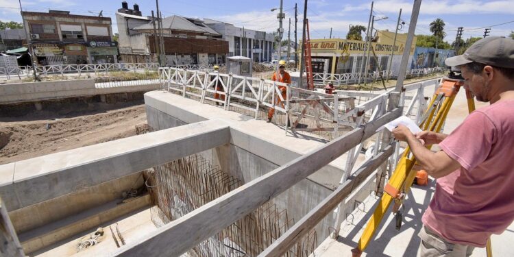 Avanza la obra del paso a nivel de Longchamps