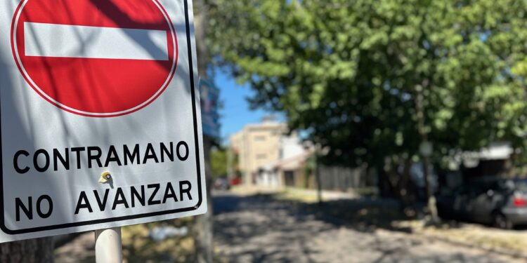 Cambian el sentido de dos calles para potenciar la transitabilidad en Mármol, Calzada y Adrogué