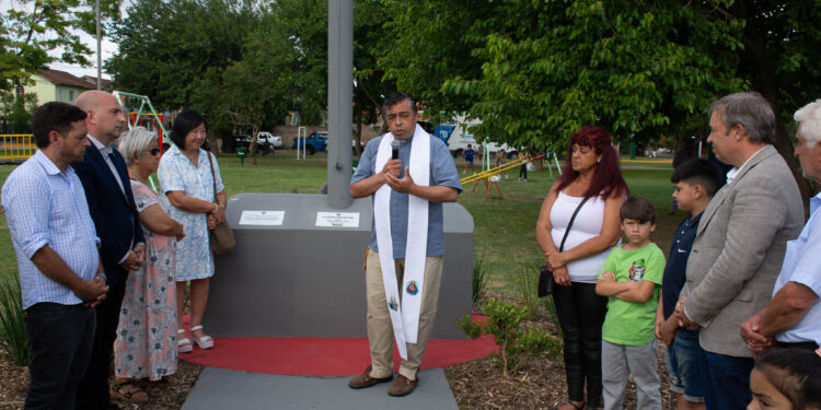 Con la imposición de un nombre a una plaza y una placa homenajean a dos vecinos de Almirante Brown