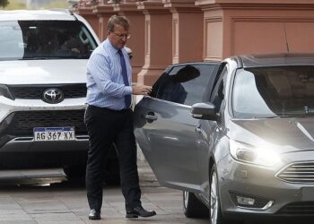 Cómo fue la salida del jefe de prensa de Milei que recomendaba comer una sola vez al día