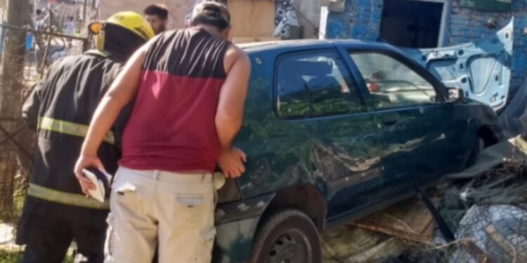 Choque en Almirante Brown: un auto terminó impactando contra una casa