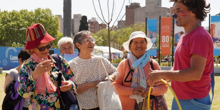 Lanús lanza la primera edición de la colonia de verano para personas mayores