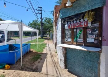 Lomas: puso una pileta en la vereda para todos los vecinos