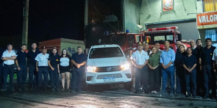 Entregaron una camioneta 0km a los Bomberos de Glew