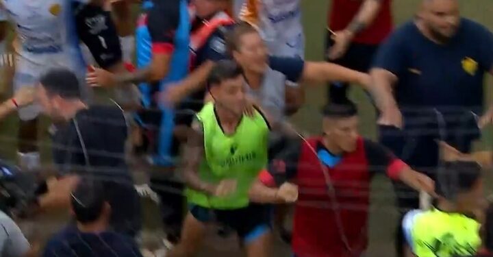 Un camillero tiró a un jugador al piso y el partido de Brown de Adrogué y Dock Sud terminó a las piñas