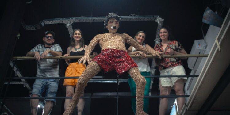 Con blísteres de medicamentos, realizan en Brown una escultura de Charly arrojándose de balcón