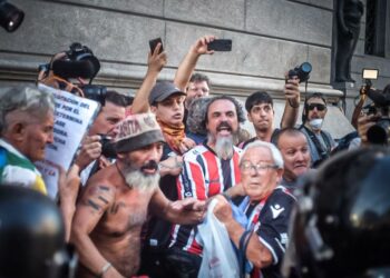 Las hinchadas de clubes de la región convocan a marchar con los jubilados