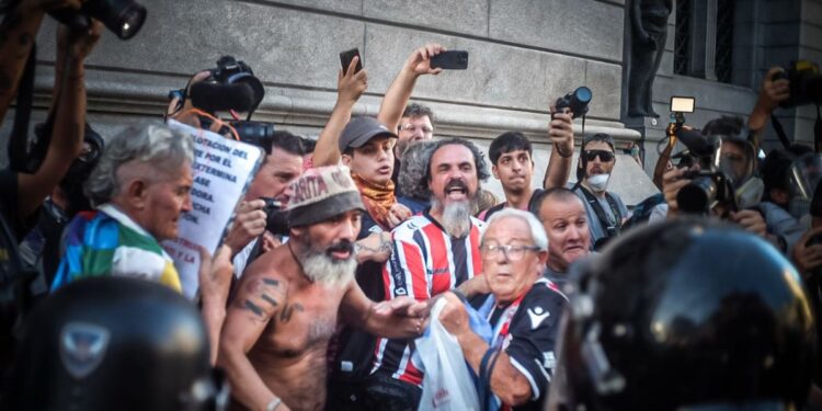 Las hinchadas de clubes de la región convocan a marchar con los jubilados