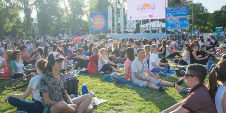 Llega a Lomas una jornada multitudinaria de yoga y meditación