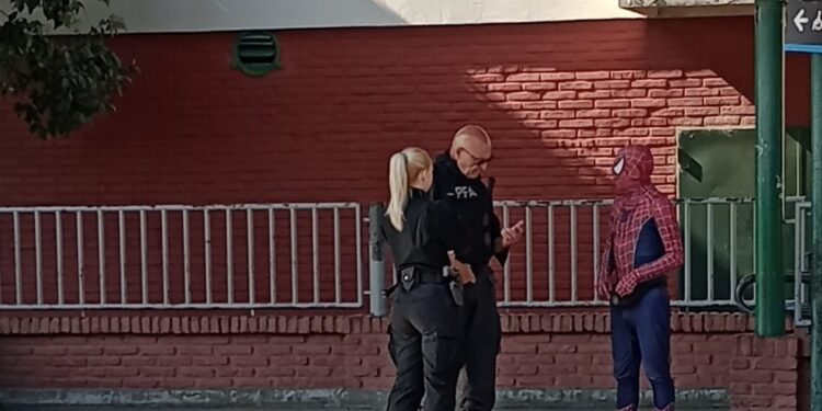 Ni Peter Parker se salva de que le pidan el DNI: la policía detuvo al hombre araña en la estación de  Longchamps