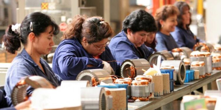 Dia del trabajador: hay que trabajar más para comprar lo mismo