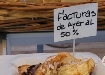 Por la crisis, panaderías del conurbano venden las facturas del día anterior con descuento