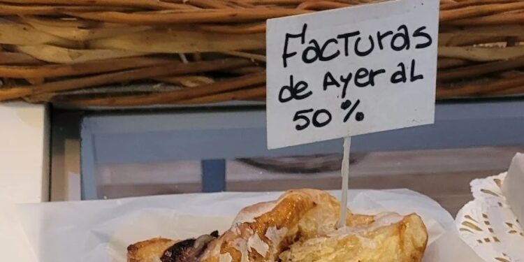 Por la crisis, panaderías del conurbano venden las facturas del día anterior con descuento