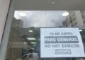El paro en fotos: calles vacías, estaciones desiertas, comercios abiertos y bancos cerrados