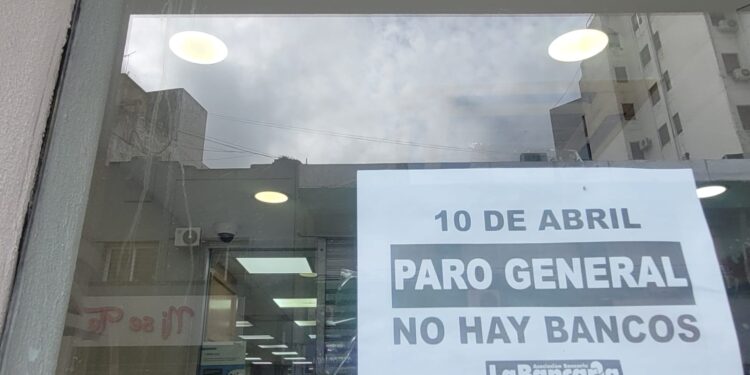El paro en fotos: calles vacías, estaciones desiertas, comercios abiertos y bancos cerrados